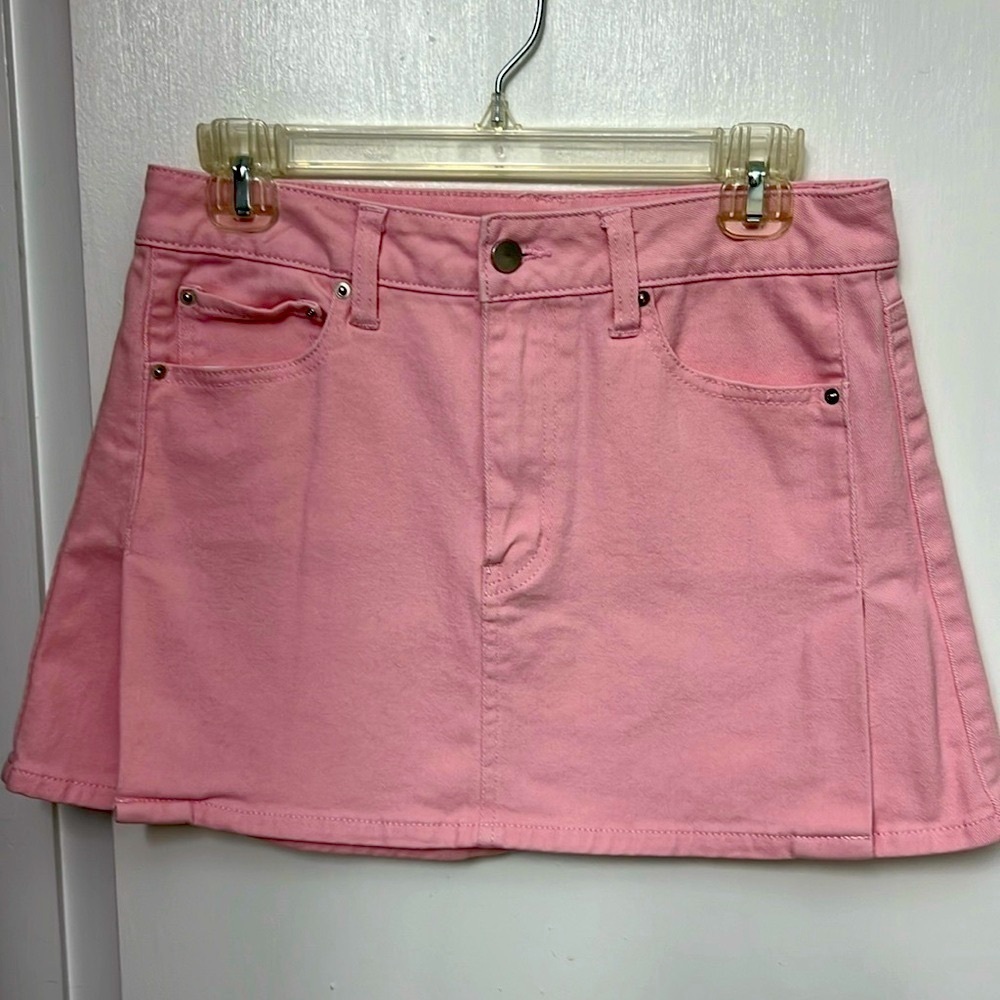 Tinseltown pink denim miniskirt with front slits on each leg, Size 7
